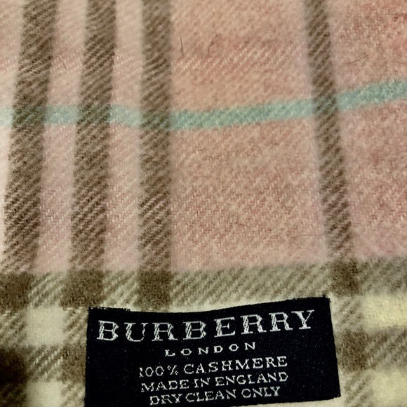 Authentic Burberry fringed cashmere scarf - Picture 2 of 3